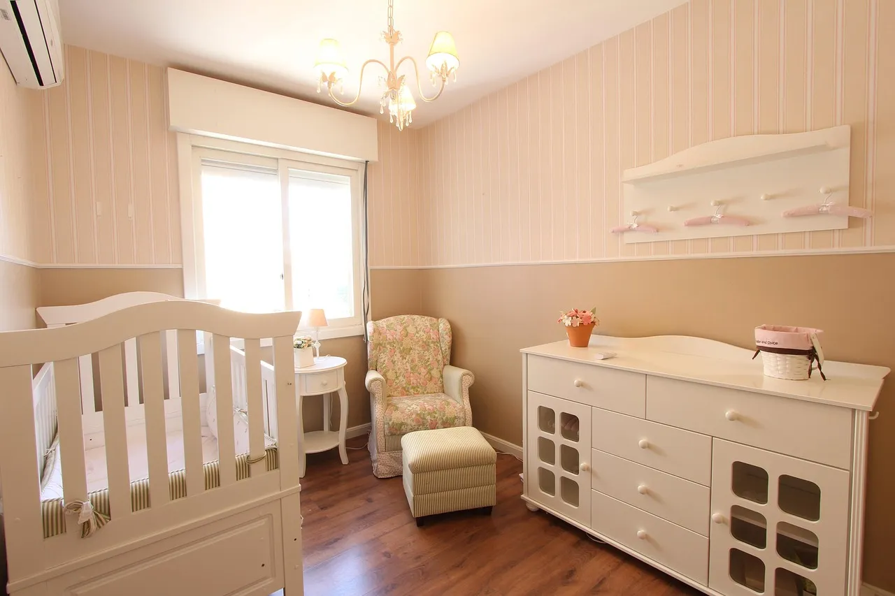 Helles Kinderzimmer mit Babybett