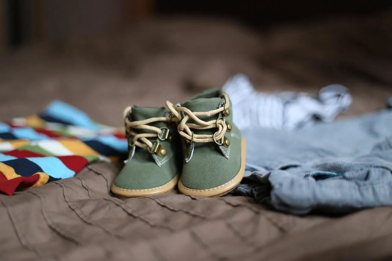 Grüne Babyschuhe auf einem Bett